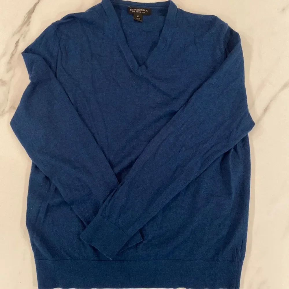Banana Republic, V-Neck, 100% Merino Wool, Size Large